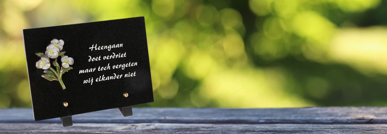 gedenkstenen met bloemen